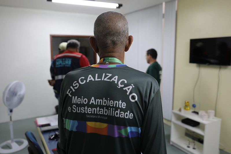 Empresas são multadas por poluição visual e ausência de alvará em Manaus