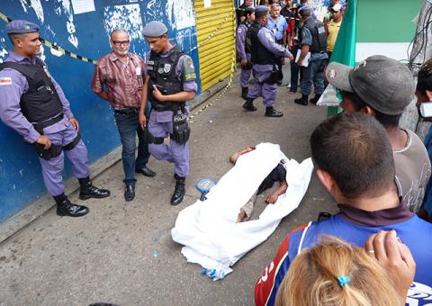Jovem morre degolado no Centro de Manaus