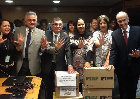 Assinaturas de apoio ao projeto que amplia recursos ao SUS são entregues