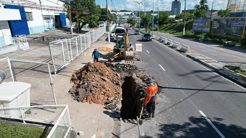 Avenida Costa e Silva passa por obras após surgimento de cratera