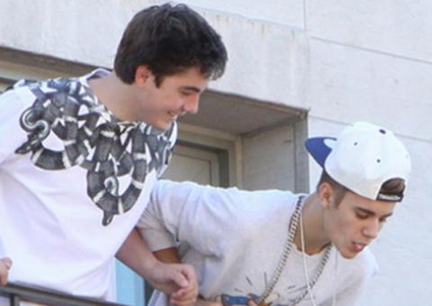 Justin Bieber cospe em fãs que esperavam debaixo da sacada de hotel