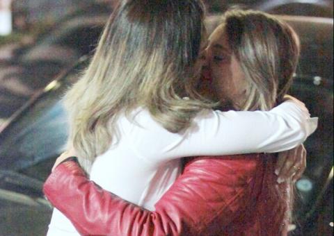 Após ensaio lésbico, apresentadora do 'Malícia' é flagrada beijando loira