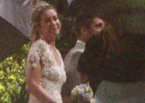  Luana Piovani se emociona durante casamento na chuva