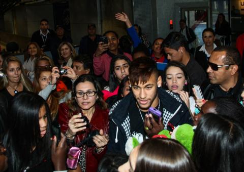 Neymar causa tumulto no aeroporto ao deixar definitivamente o Brasil
