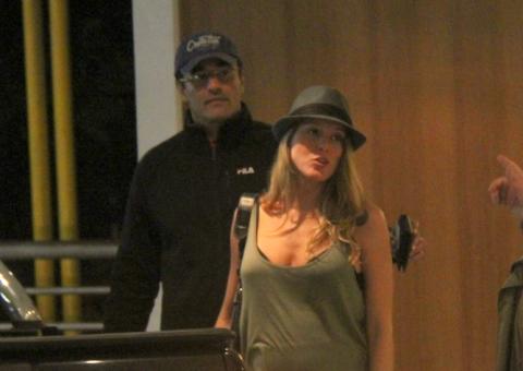  Luciano Szafir passeia com a namorada grávida no shoping