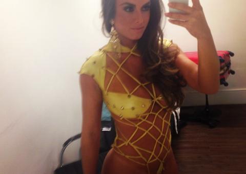  Nicole Bahls ousa no look e quase mostra demais