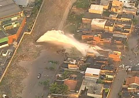 Menina de 3 anos morre após rompimento de adutora no Rio