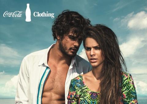 Bruna Marquezine posa com modelo de tanquinho à mostra