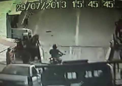 Caminhão perde o controle, atravessa balsa e cai no rio