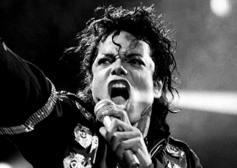  Michael Jackson não conseguiu patrocínio para seu último show por conta de imagem 'queimada'
