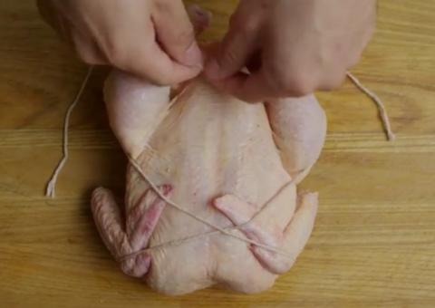 Com comida, vídeo explica diferença entre filme pornô e sexo real