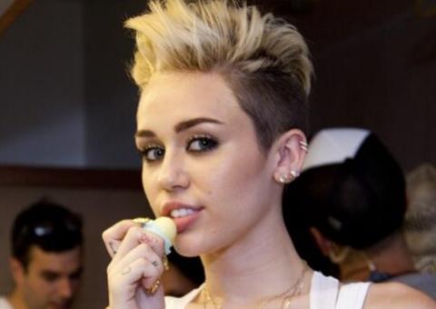  Miley Cyrus diz que prefere fumar maconha do que beber álcool