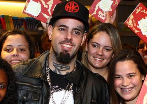 Rodeado de fãs, Tico Santa Cruz faz sessão de autógrafos do novo livro 'Tesão'