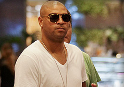  Adriano 'Imperador' causa confusão em shopping e ainda atropela gato