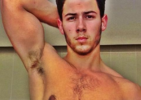  Nick Jonas tira a camisa e mostra tanquinho 'diabético em forma'