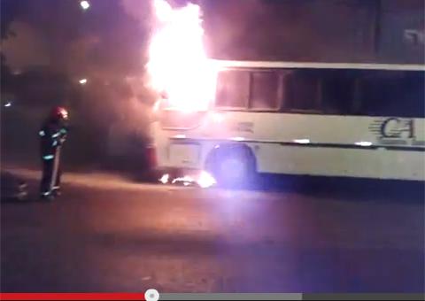 Leitor do Portal registra incêndio em Ônibus