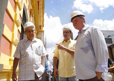 Prefeito vai ao Adolpho Lisboa inspecionar fase de finalização da obra