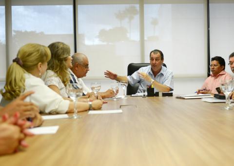  Omar reúne  com representantes do Sindicato dos Médicos e discute reivindicações  da categoria