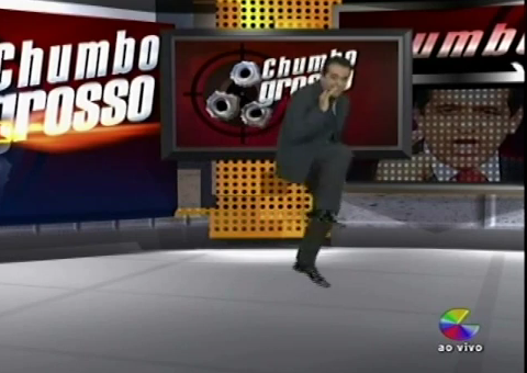 Barata entra na calça de apresentador em programa ao vivo. Veja