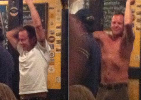 Protagonista de '24 Horas' é flagrado fazendo striptease em bar