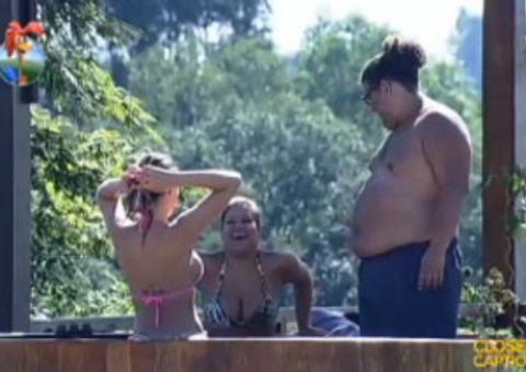 Andressa e Yani fazem xixi em ofurô para castigar Ivo