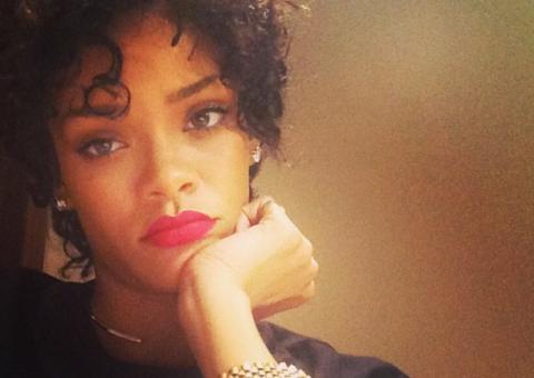  Rihanna muda look novamente e mostra cabelos naturais
