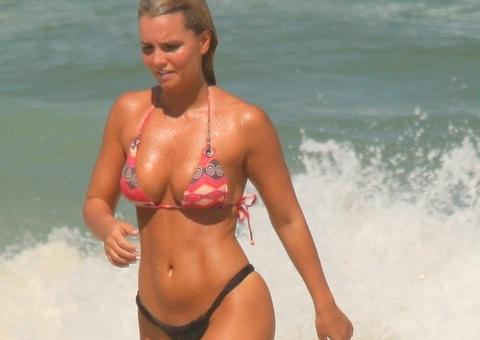  Apresentadora do 'Sem Destino' mostra corpo perfeito na praia