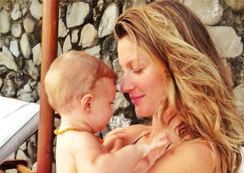  Gisele Bündchen é chamada de 'cruel' após furar orelha da filha