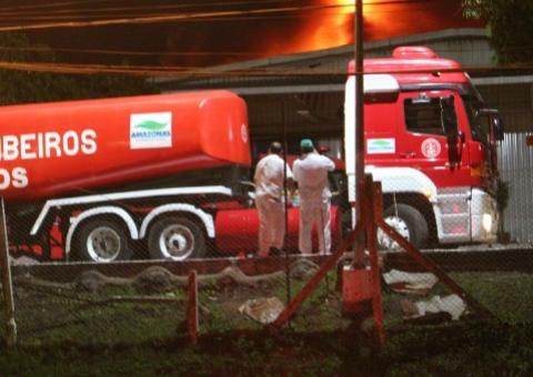 Casas e loja de autopeças destruídas por incêndio em Manaus