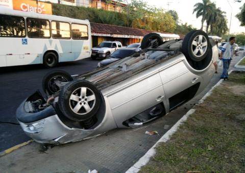 Carro com militares do Exército capota depois de colisão no Japiim