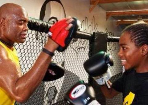 Anderson Silva treina luta com o filho