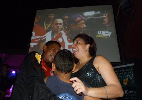 UFC Rio 4: Mãe de José Aldo sofreu, mas comemorou vitória do filho contra Chan Sung 