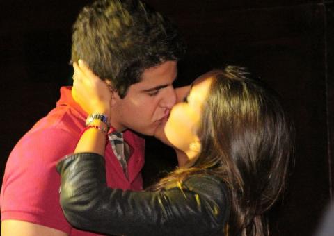  Filho de Claudia Raia 'pega' morena na balada