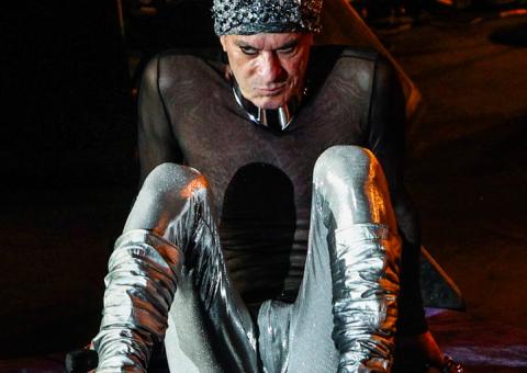 Ney Matogrosso ousa em show