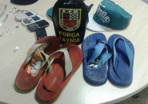 Polícia descobre truque de traficantes para esconder droga em sandálias