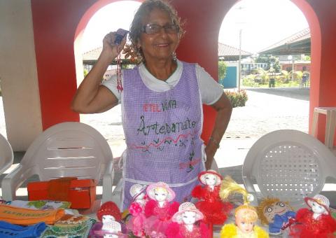 Idosos participam de Feira de Artesanato em homenagem ao Dia dos Pais