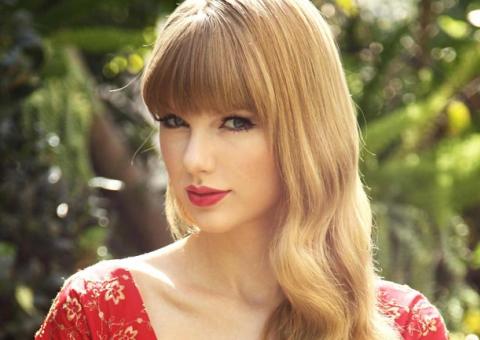 Taylor Swift dá microfonada na própria boca e quebra dente em show