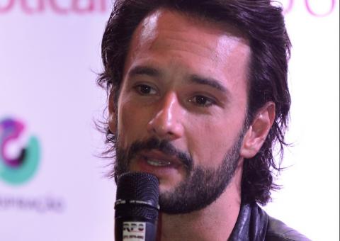 No Brasil, Rodrigo Santoro participa de coletiva de novo filme 
