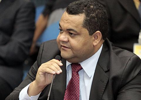 Vereador Rozenha quer aposentadoria especial para Amadeu Teixeira