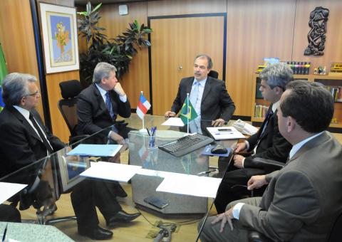  Artur debate no MEC construção de mais creches e liberação de recursos para a educação