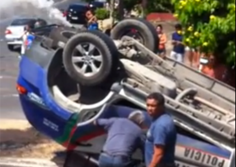Viatura do Ronda no Bairro capota no bairro Cachoeirinha. Veja vídeo