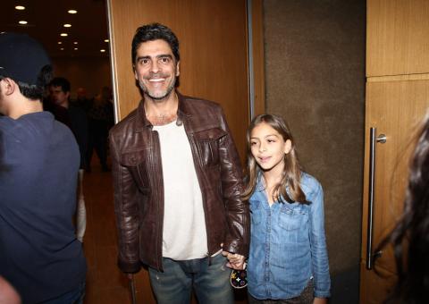  Com a filha e sem Xuxa, Junno Andrade estrela peça no Rio