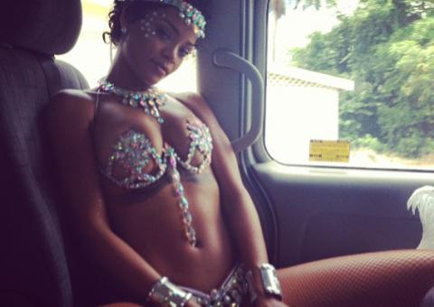  Com fantasia ousada, Rihanna participa do carnaval em Barbados