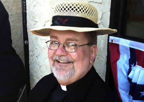 Bispo é preso com prostituta em cemitério