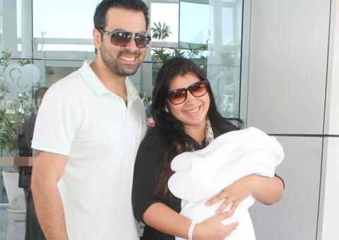   Ex-BBB Priscila Pires deixa maternidade e recebe surpresa romântica do marido