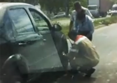 Agentes de trânsito ajudam mulher a trocar pneu em Manaus. Veja vídeo