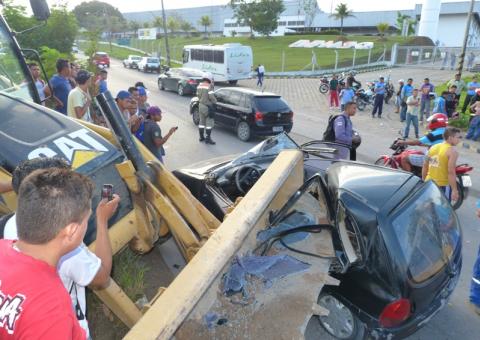 Trator faz manobra irregular e causa acidente grave em Manaus