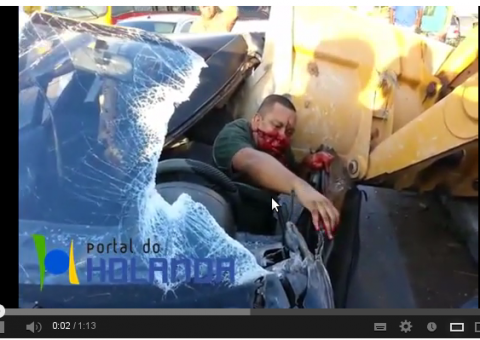 Veja em vídeo resgate de motorista que teve carro esmagado por retroescavadeira