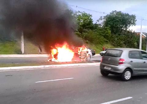 Carro explode em avenida de Manaus após curto-circuito