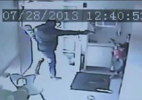 VÍDEO: Homem atira à queima-roupa em ex-mulher dentro de clínica infantil